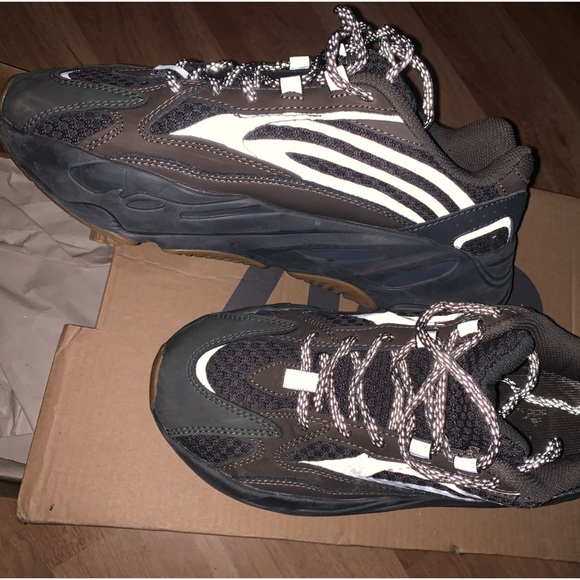 Adidas Yeezy Boost 700 V2 Geode 7.5 Womens - Picture 7 of 9